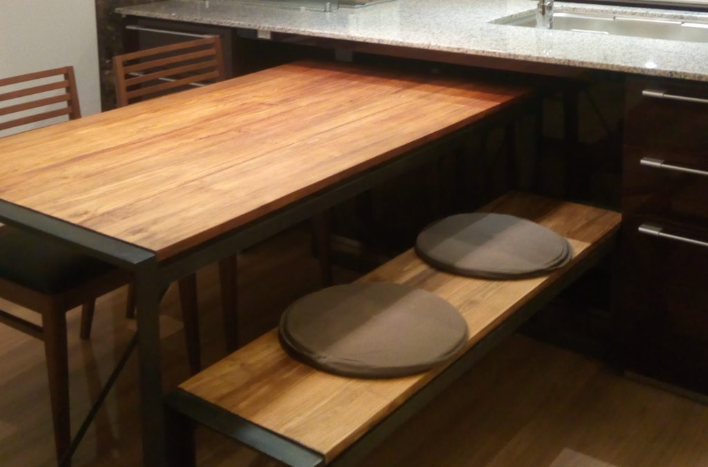 チーク古材を使ったダイニングテーブルとベンチ、黒革のイスを組み合わせ