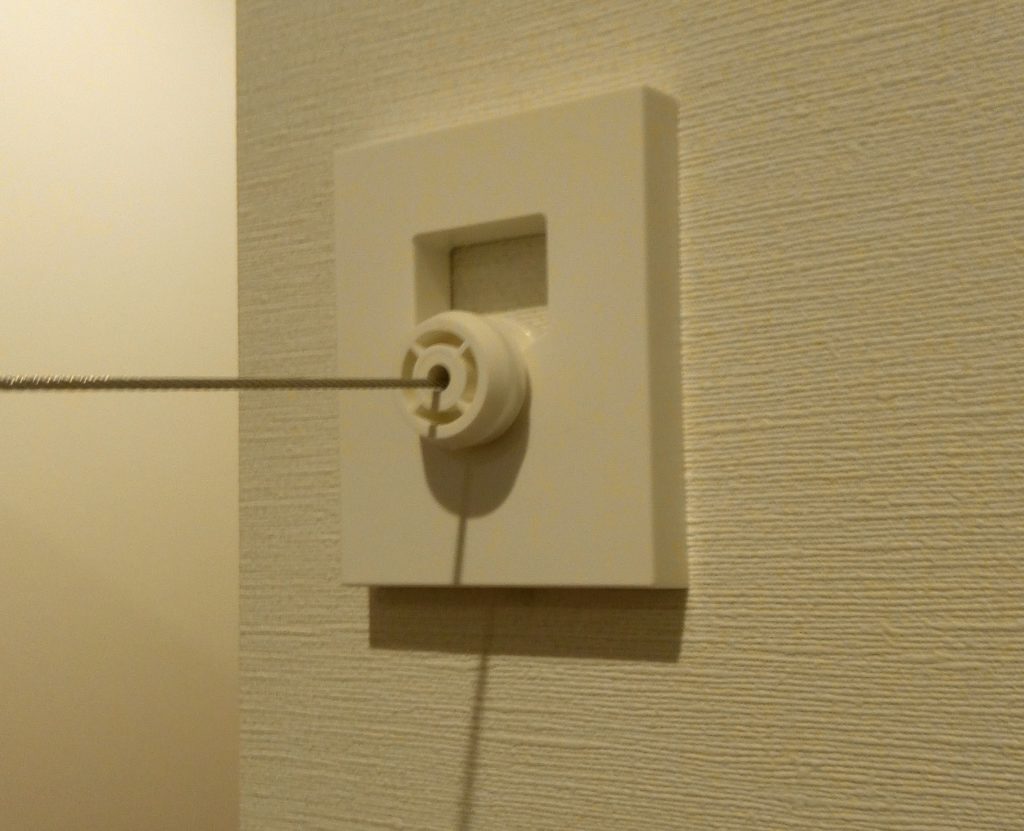ワイヤーを引っ掛ける側の穴にツマミを掛けます。