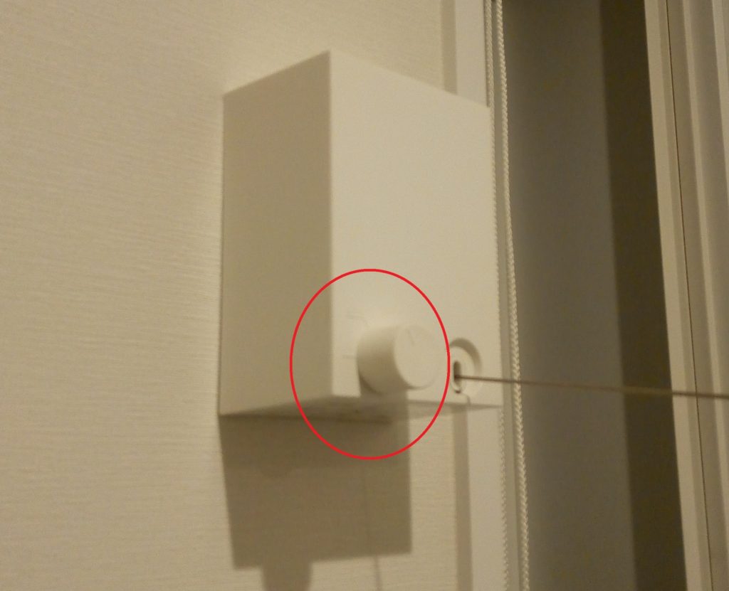 ワイヤーを引き出す側の左手のツマミを回してロックします。