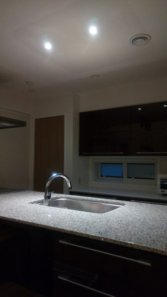 キッチン御影石上の集光ライトのみを点けた場合の雰囲気