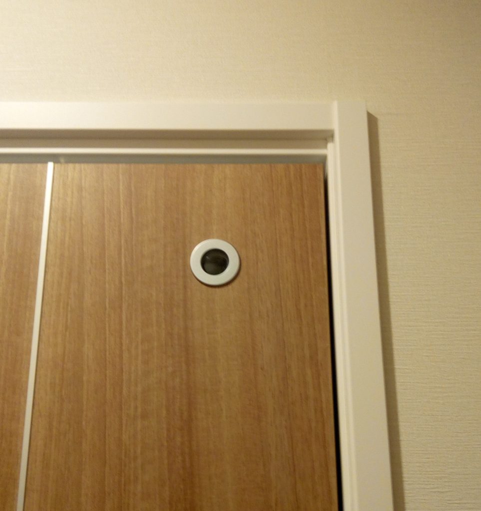 トイレ外側の照明が点いていて、トイレ内の照明がOFFのとき