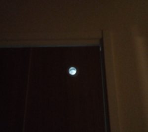 トイレの外側が暗闇のときは小窓の効果が発揮される！