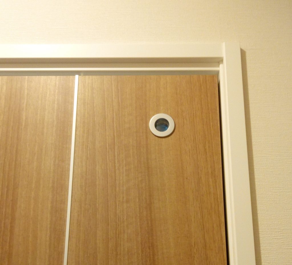 トイレ外側の照明が点いていて、トイレ内の照明がONのとき