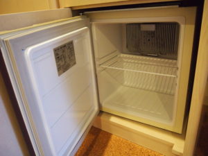 冷蔵庫は小さめ