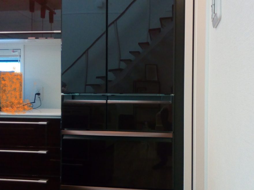 わが家に採用した三菱冷蔵庫MRWX60Aクリスタルブラウン色（６００リットル）。一条工務店スマートキッチンブラウン色との相性がばっちり