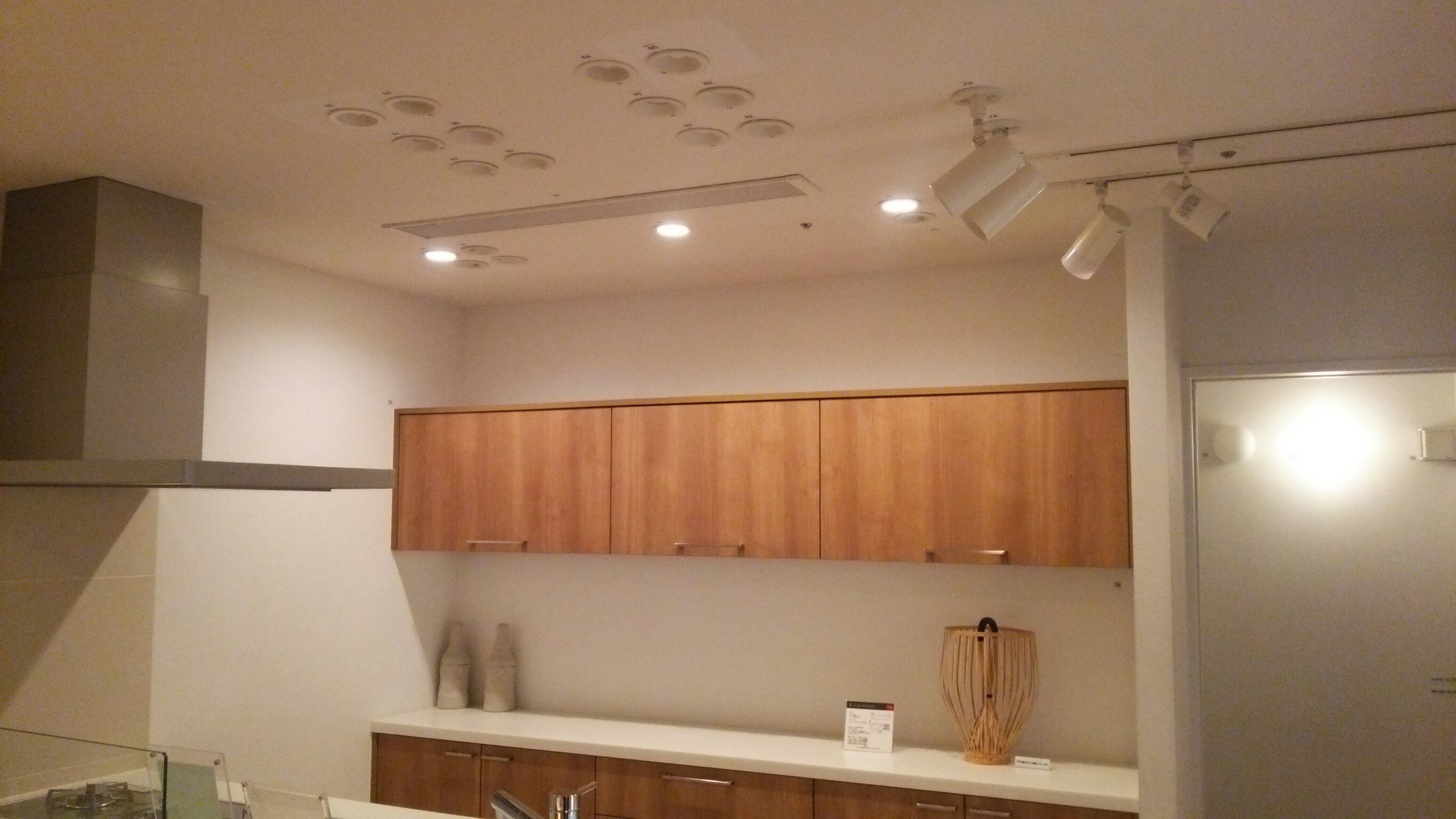ｌｅｄ照明 拡散ライト と 集光ライト の違いとは キッチン向けの配置計画 一条工務店アイスマート グランセゾン 家造ブログ
