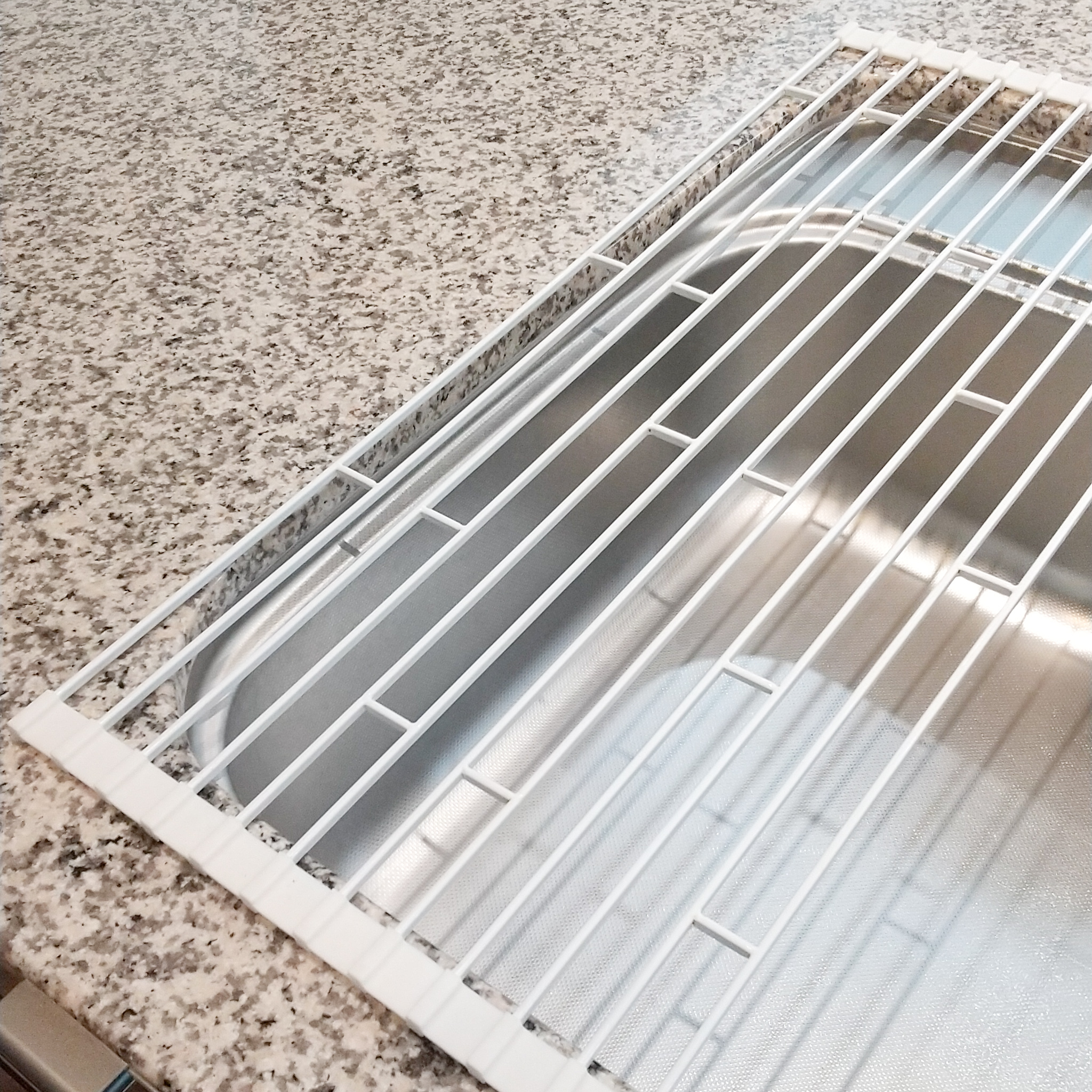 シンクに折りたたみ式の水切りラックを♪傷やサビつきの心配なし